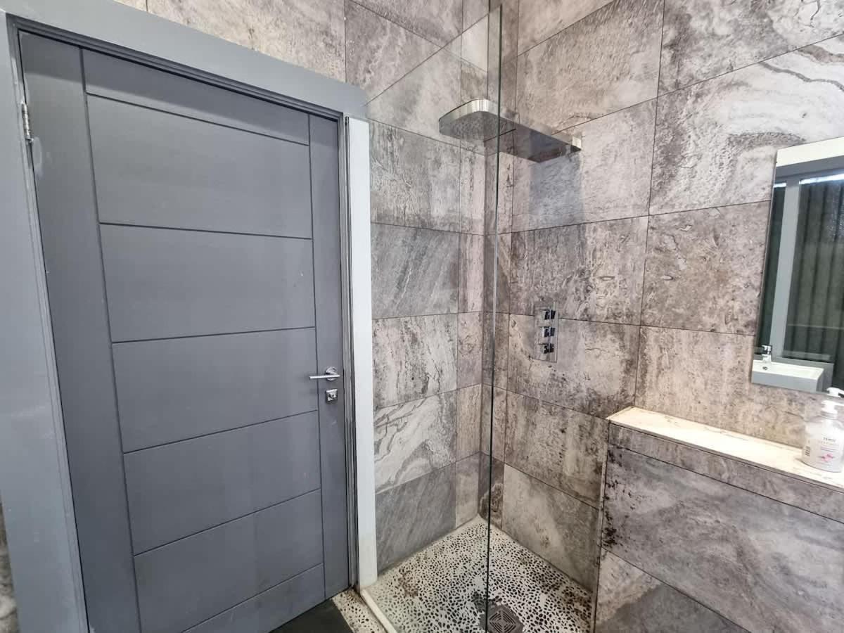 Apartment Centre Sleeps 14 By Superhost *